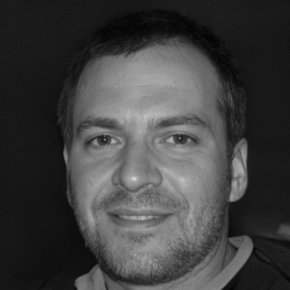 Portret instructor cu experiență în finanțe personale și educație financiară