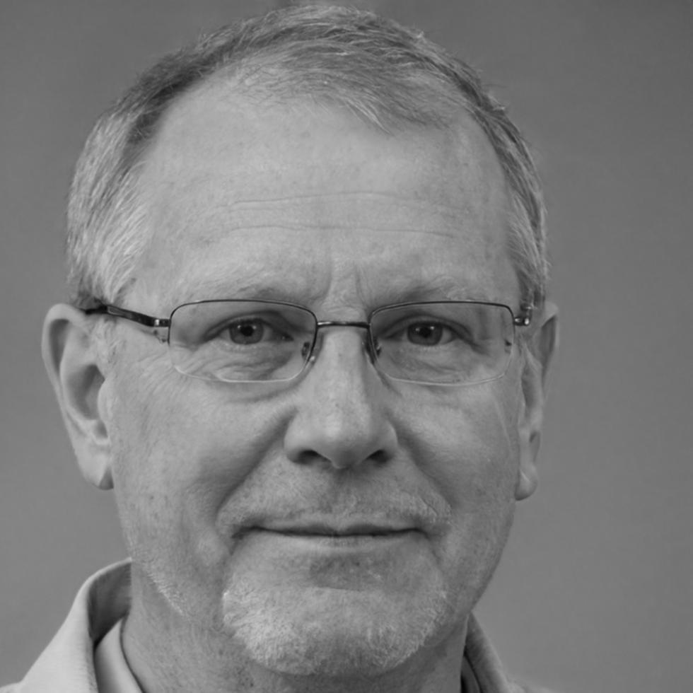 Portret instructor senior în domeniul financiar